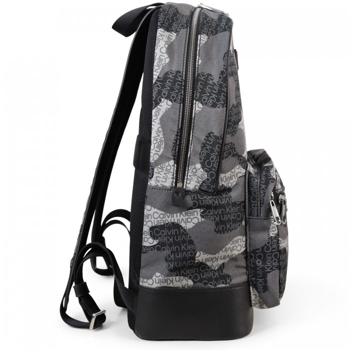 Zaino nero con fantasia logata per uomo Zaino nero con fantasia logata per uomo