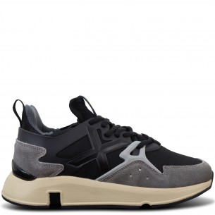 Sneakers nera con riporti...