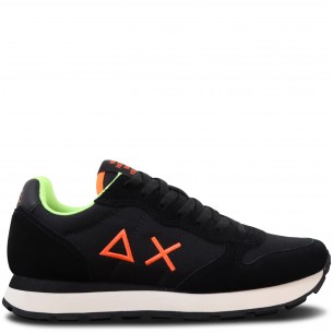 Sneakers nera con riporti...