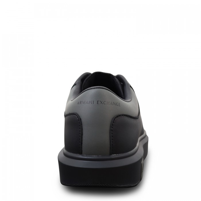 Sneakers nera con mini logo per uomo