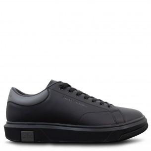 Sneakers nera con mini logo...
